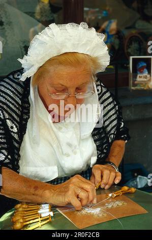 Lacemaker in traditionellen Kostümen, Brügge, Flandern, Belgien, Europa Stockfoto