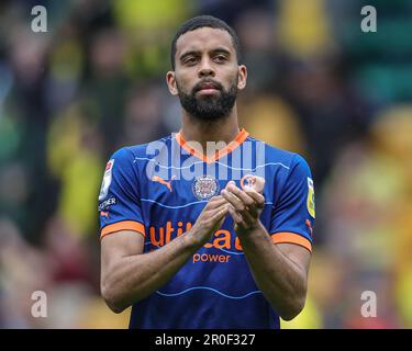 Norwich, Großbritannien. 08. Mai 2023. CJ Hamilton #22 von Blackpool applaudiert den Auswärtsfans, die 0-1 bei ihrem letzten Spiel der Saison während des Sky Bet Championship-Spiels Norwich City gegen Blackpool in der Carrow Road, Norwich, Großbritannien, am 8. Mai 2023 (Foto von Alfie Cosgrove/News Images) in Norwich, Großbritannien, am 5./8. Mai 2023 gewonnen haben. (Foto: Alfie Cosgrove/News Images/Sipa USA) Kredit: SIPA USA/Alamy Live News Stockfoto