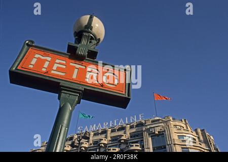 U-Bahn-Schild mit Fassade eines Gebäudes, Paris, Frankreich Stockfoto