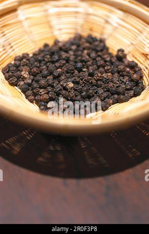 Wacholderbeeren in einem Korb, Hotel Banyan Tree Spa, Bangkok, Thailand, Asien Stockfoto