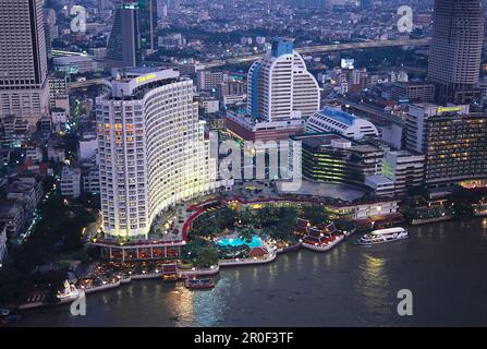 Hotelkomplex an einem Fluss am Abend, Hotel Shangri-La, Bangkok, Thailand, Asien Stockfoto