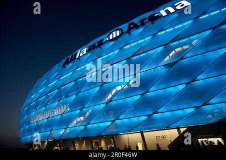 Farbenfrohes Fußballstadion der Allianz Arena bei Nacht, München, Bayern Stockfoto