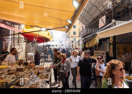 Traditioneller Straßenmarkt in Süditalien. Berühmter Capo-Markt in Palermo mit Menschen und Touristen, die spazieren gehen. Überfüllter Markt. Sizilien, Italien Stockfoto