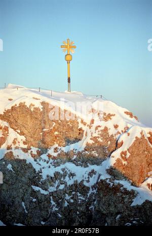 Kreuz auf Gipfel, Zugspitze, Garmisch-Partenkirchen, Bayern, Deutschland Stockfoto