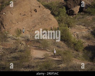 BLICK AUF DIE CAMELBACK MOUNTAINS UND DIE AUSSICHT. SPUR, PHOENIX. ARIZONA, VEREINIGTE STAATEN VON AMERIKA Stockfoto