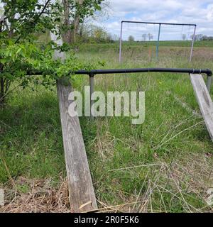 Ein alter, verlassener Park am Straßenrand in Polk, Missouri. Ein einfaches Schaukelset und tetter-Ttotter sind immer noch auf dem Gelände. Eine Erinnerung an einfachere Zeiten. Stockfoto