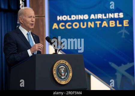 Washington DC, USA. 08. Mai 2023. US-Präsident Joe Biden gibt am 8. Mai 2023 im South Court Auditorium des Weißen Hauses in Washington, DC, Anmerkungen zum Schutz der Verbraucher bei Flugverspätungen oder -Stornierungen. Kredit: Chris Kleponis/Pool via CNP /MediaPunch Credit: MediaPunch Inc/Alamy Live News Stockfoto