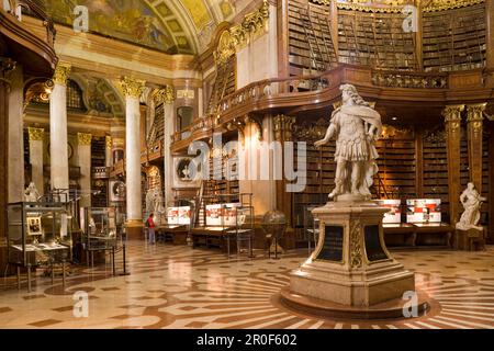 Prunksaal mit Karl VI. Statue, Nationalbibliothek, Wien, Österreich Stockfoto