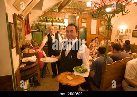Kellner servieren Riesen Wiener Schnitzel im Restaurant Figlmueller, Wien, Österreich Stockfoto