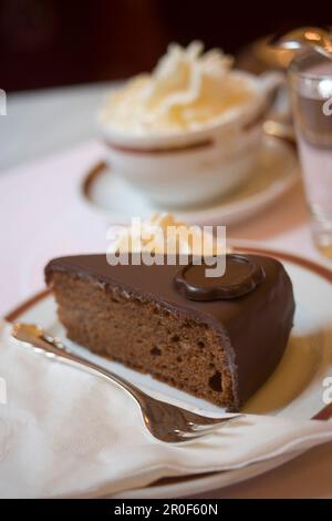Sachertorte mit Cappuccino, Hotel Sacher, Wien, Österreich Stockfoto