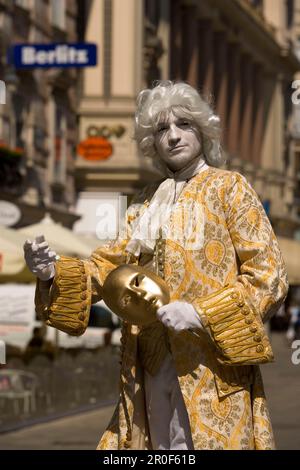 Straßenkünstler in schicken Kostümen wie Mozart, Wien, Österreich Stockfoto