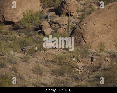 WANDERN AUF DEM WEG, BLICK AUF DIE CAMELBACK MOUNTAINS UND AUSSICHT. SPUR, PHOENIX. ARIZONA, VEREINIGTE STAATEN VON AMERIKA Stockfoto