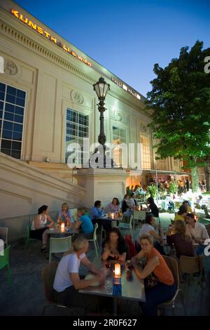 Bar vor der Kunsthalle im Museumsviertel, abends im Freien, Wien, Österreich Stockfoto