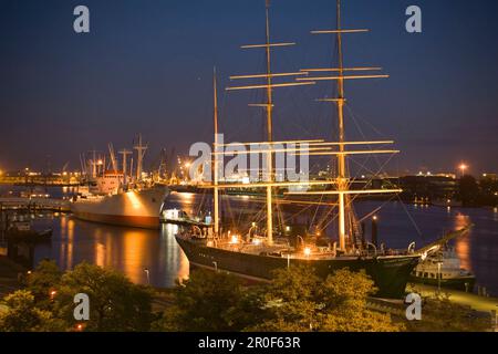 Blick über die Landungsbrücken bis zum Hafen bei Nacht, St. Pauli, Hamburg, Deutschland Stockfoto