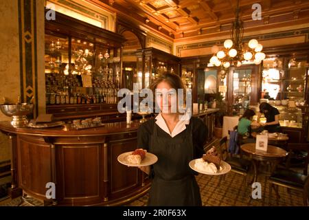 Kellnerin serviert feine Kuchen, Cafe Demel, Wien, Österreich Stockfoto