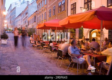 Leute sitzen draußen in einem typischen Restaurant, Spittelberg, Wien, Österreich Stockfoto