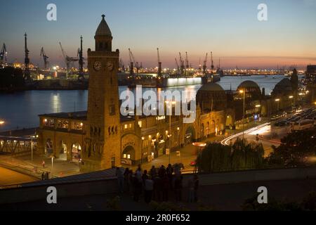 Blick über die Landungsbrücken bis zum Hafen bei Nacht, St. Pauli, Hamburg, Deutschland Stockfoto