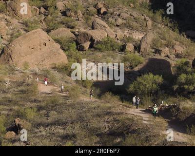 BLICK AUF DIE CAMELBACK MOUNTAINS UND DIE AUSSICHT. SPUR, PHOENIX. ARIZONA, VEREINIGTE STAATEN VON AMERIKA Stockfoto