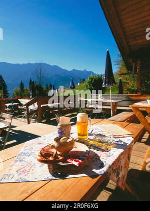 Bayerische Kalbswurst mit Brezel und Bier, Ellmau, Oberbayern, Deutschland Stockfoto