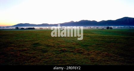 Berggipfel in nebeliger Landschaft, Sonnenaufgang, Oberbayern, Bayern, Deutschland Stockfoto