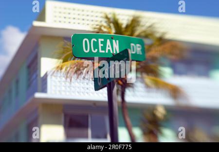 Ocean Drive, Straßenschild an Kreuzung mit 8. Street, Building of News Cafe Stockfoto