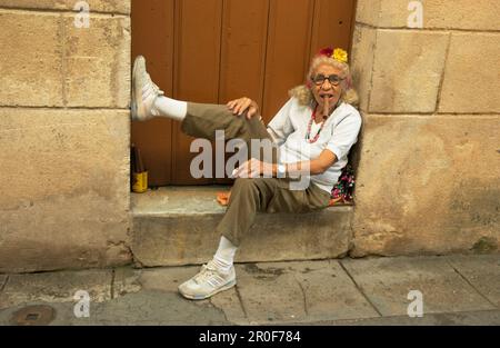 Alte kubanerin, die vor einer Tür sitzt und eine Zigarre raucht, La Bodeguita del Medio, Havanna Stockfoto