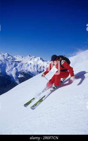 Weibliche Rennskierin, Axamer Lizum, Tirol, Österreich Stockfoto