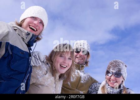 Jugendliche nach Schneeball kämpfen, Kuehtai, Tirol, Österreich Stockfoto