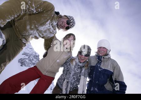 Jugendliche nach Schneeball kämpfen, Kuehtai, Tirol, Österreich Stockfoto