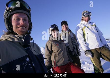 Gruppe junger Menschen, die auf der Skipiste stehen, Kuehtai, Tirol, Österreich Stockfoto