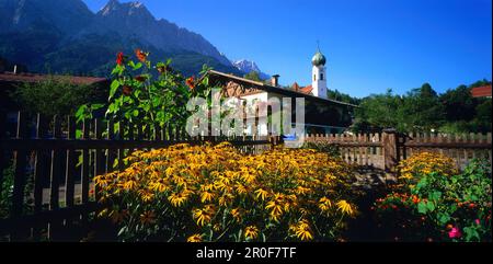 Bauernhof mit Kirche, Grainau, Oberbayern, Deutschland Stockfoto