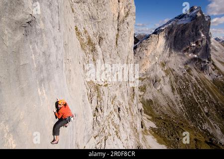 Kletterer auf steilen Felsen, raetikon, Schweiz Stockfoto