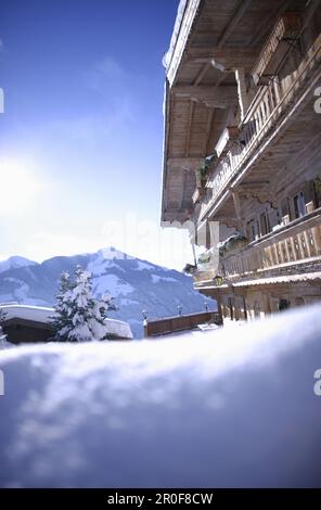 Typisches Tiroler Ferienhaus und Restaurant im Schnee, Nieding, Brixen im Thale, Tirol, Österreich Stockfoto