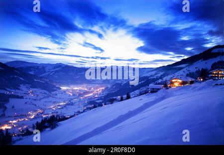 Panoramablick auf Brixen Valley von Niedling in der Dämmerung, Niedling, Brixen im Thale, Alpen, Tirol, Österreich Stockfoto