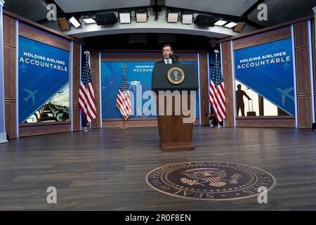 Washington DC, USA. 08. Mai 2023. US-Verkehrsminister Pete Buttigieg gibt am 8. Mai 2023 im South Court Auditorium im Weißen Haus in Washington, DC, Anmerkungen zum Schutz der Verbraucher bei Flugverspätungen oder -Stornierungen. Kredit: Chris Kleponis/Pool über CNP/MediaPunch Kredit: MediaPunch Inc/Alamy Live News Stockfoto