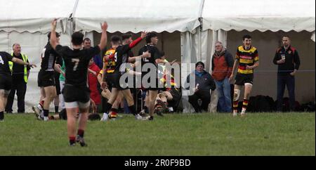 Carmarthen Quins RFC Youth gegen Burryport RFC Youth Scarlets Cup Finale 2023 Stockfoto