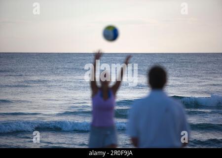 Zwei Leute, die mit dem Ball am Strand spielen, Apulien, Italien Stockfoto