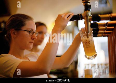 Barkeeper, der Bier ausschenkt, Hopfen Pub, Bozen, Südtirol, Italien Stockfoto