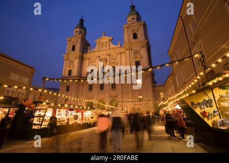 Weihnachtsmarkt am Kathedralenplatz, Salzburg, Österreich Stockfoto