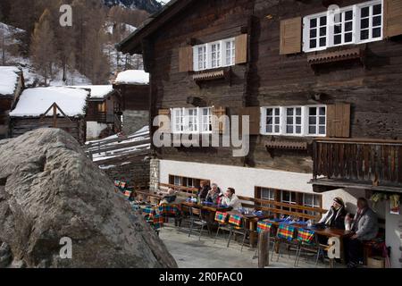 Gäste, die sich auf der Terrasse des Restaurants zum See, Zermatt, Wallis, Schweiz, ausruhen Stockfoto