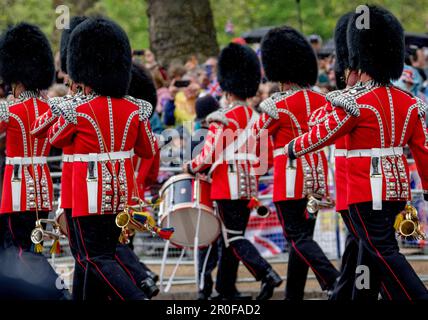 Westminster, London, Großbritannien. 6. Mai 2023 Trotz starker Regenfälle versammelten sich Tausende in London, um die Krönung von König Karl III. A zu feiern Stockfoto