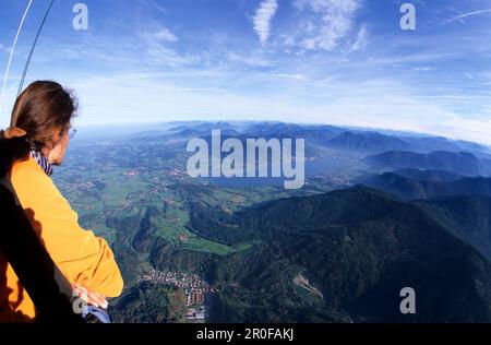 Blick aus dem Korb eines Heißluftballons auf den Gmund und den Tegernsee mit junger Frau im Vordergrund, Bayerische alpen, Oberbayern, Bayern, Deutschland Stockfoto