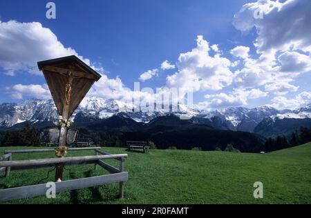 Kreuzung mit schneebedeckten Wetterstein Gebirgsketten, Werdenfels, Bayerischen alpen, Oberbayern, Bayern, Deutschland Stockfoto
