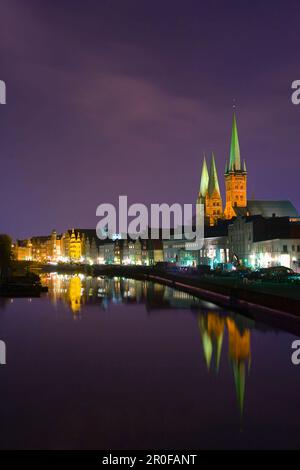 Blick über den Trave River in die Altstadt bei Nacht, Schleswig-Holstein, Deutschland Stockfoto