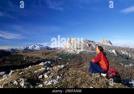 Wanderung in Monte Formin mit Blick auf Marmolada, Averau und Nuvolau, Dolomiten, Cortina, Venedig, Italien Stockfoto