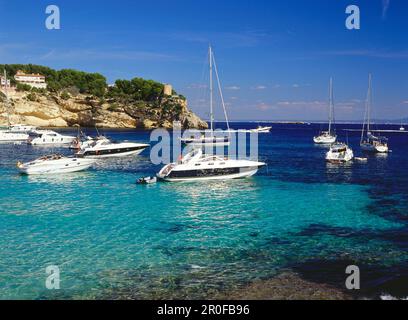Boote in der Bucht von Cala Portals Vells, in der Nähe von Portals Vells, Costa de Calvia, Bahia de Palma, Mallorca, Spanien Stockfoto