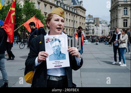 Jan Schmidt-Whitley/Le Pictorium - Unsterblicher regimentmarsch in Paris - 8/5/2023 - Frankreich / Paris / Paris - Demonstranten versammelten sich in Paris, um vom Place de la Republique zum Friedhof Pere Lachaise zu marschieren, um dem sowjetischen Sieg über Nazideutschland im Jahr 1945 zu gedenken. Dieser marsch heißt "das unsterbliche Regiment". Die Teilnehmer haben Fotos ihrer Familienmitglieder dabei, die im Zweiten Weltkrieg gekämpft haben. In Paris versammelten sich in diesem märz hauptsächlich Russen für Wladimir Putins Politik und wurden von Aktivisten der PRCF (Pole de Renaissance communiste en France) angeführt. An der Prozession entlang ein paar doz Stockfoto