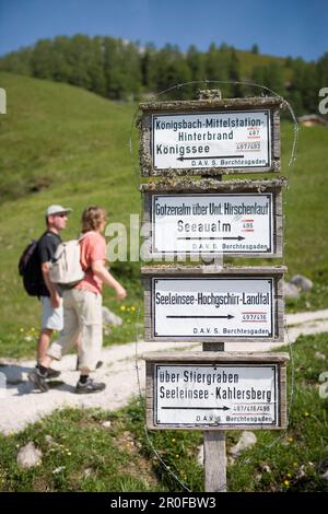 Zwei Wanderer und Wegweiser am Jenner Mountain, in der Nähe des Königssees, in der Nähe von Berchtesgaden, Berchtesgadener Land, Bayern, Deutschland Stockfoto