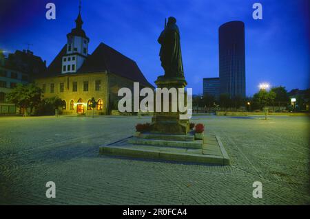 Blick über den Marktplatz mit John Frederick I Monument, Rathaus und JenTower im Hintergrund bei Nacht, Jena, Thüringen, Deutschland Stockfoto