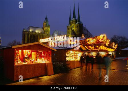 Am Abend spazieren Leute über den Weihnachtsmarkt auf dem Kathedralenplatz, Erfurt, Thruriniga, Deutschland Stockfoto